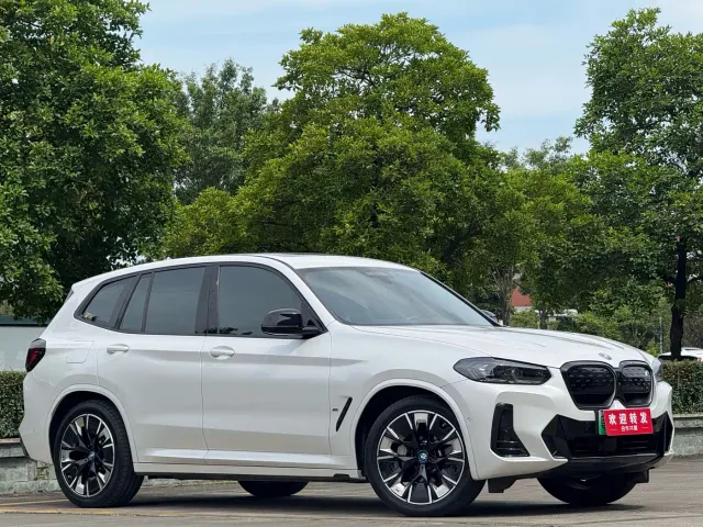BMW iX3 — Фото автомобиля 3