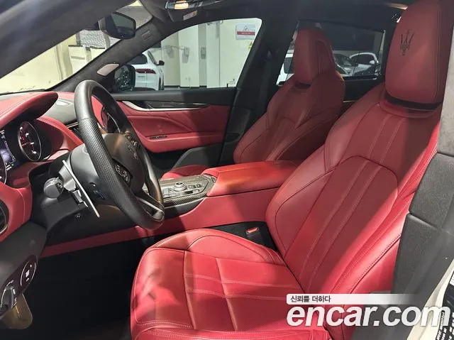 Maserati Levante — Фото автомобиля 12