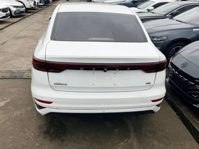 Geely Emgrand — Фото автомобиля 18