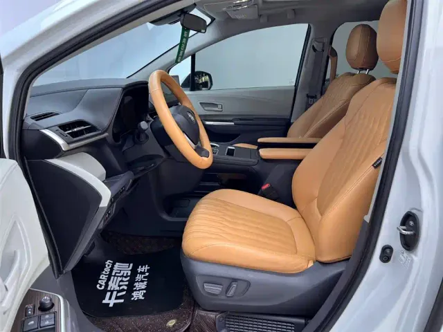 Toyota Sienna — Фото автомобиля 14