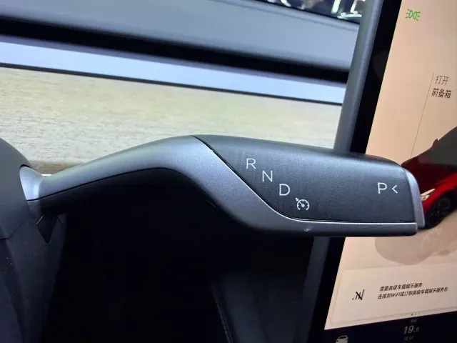 Tesla Model Y — Фото автомобиля 11