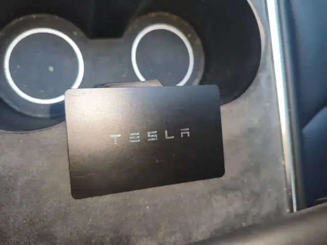 Tesla Model Y — Фото автомобиля 8