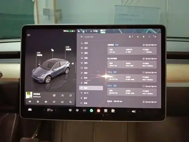 Tesla Model Y — Фото автомобиля 12