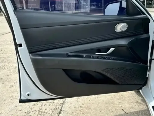 Hyundai Elantra 2022 1.5L CVT LUX Premium Edition — Фото автомобиля 9