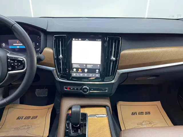 Volvo S90 — Фото автомобиля 24