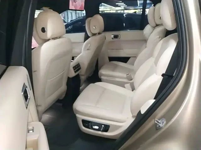 Li Auto L8 — Фото автомобиля 16