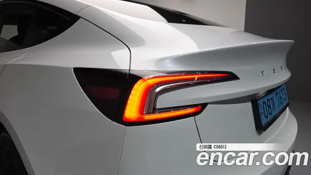 Tesla Model 3 — Фото автомобиля 21