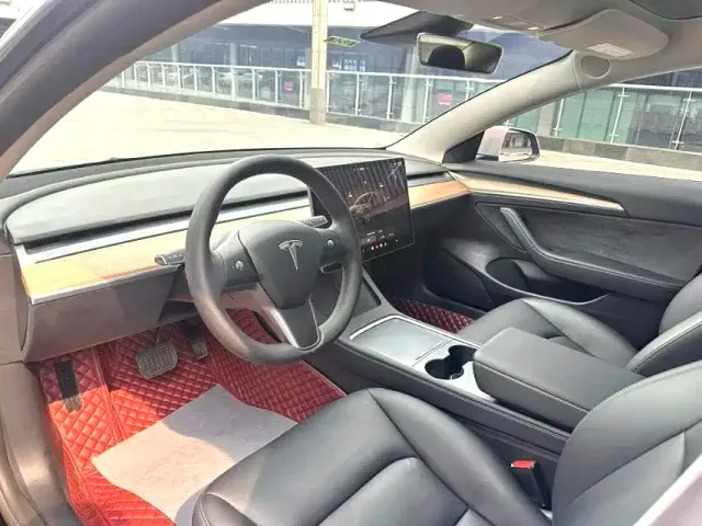 Tesla Model 3 — Фото автомобиля 3