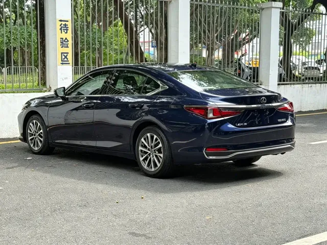 Lexus ES — Фото автомобиля 4