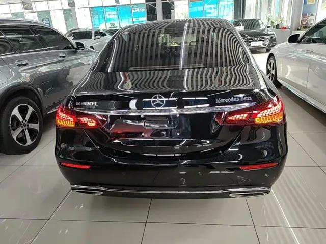 Mercedes-Benz E-Class — Фото автомобиля 5
