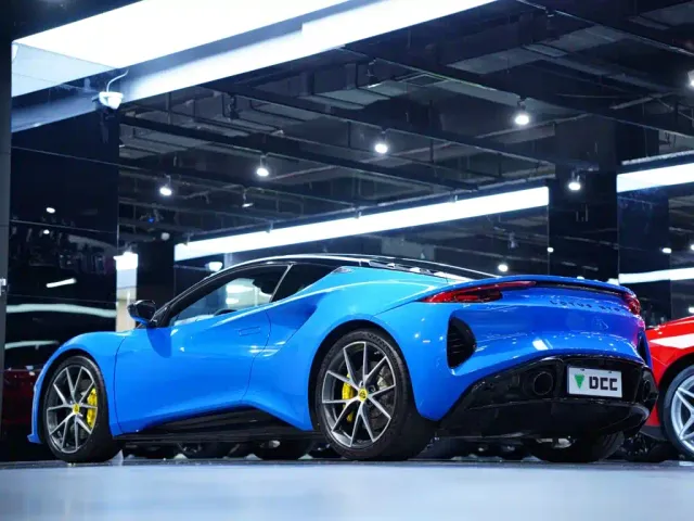 Lotus Emira — Фото автомобиля 13