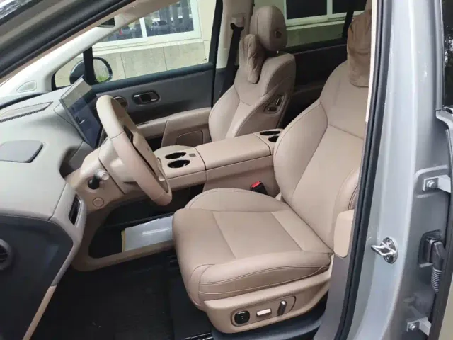 Li Auto i8 — Фото автомобиля 14