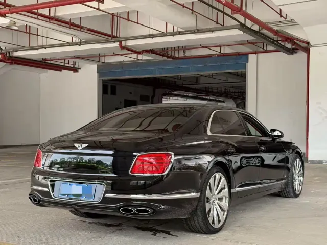 Bentley Flying Spur — Фото автомобиля 11