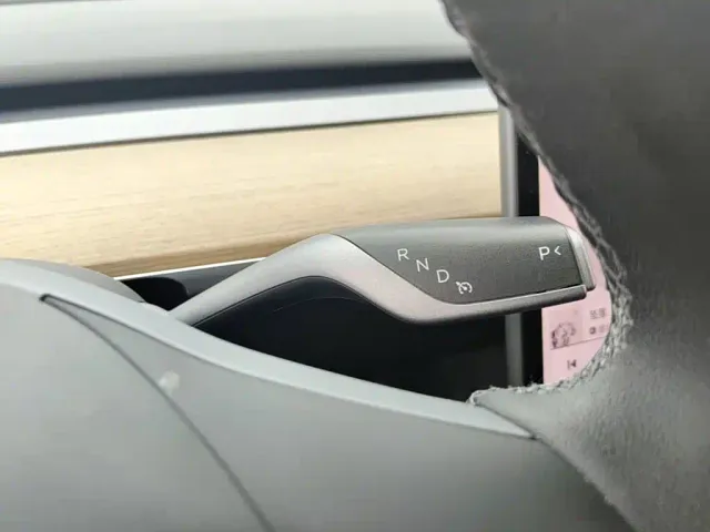 Tesla Model Y — Фото автомобиля 13