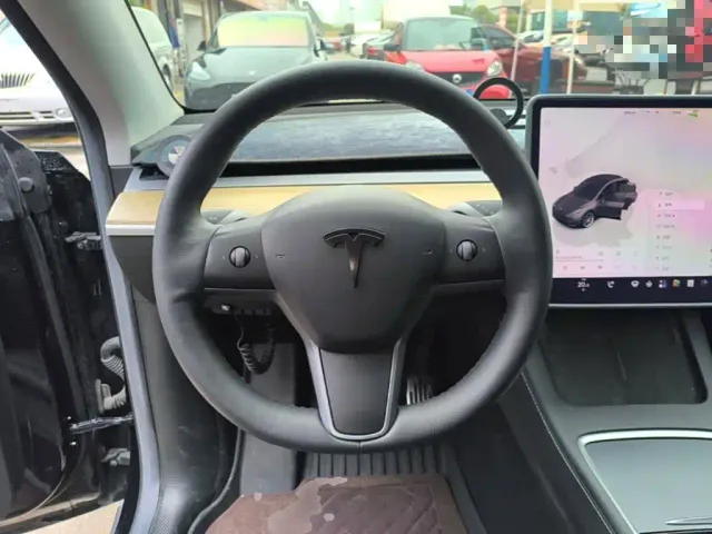 Tesla Model Y — Фото автомобиля 10