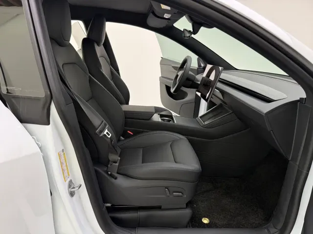 Tesla Model Y — Фото автомобиля 16