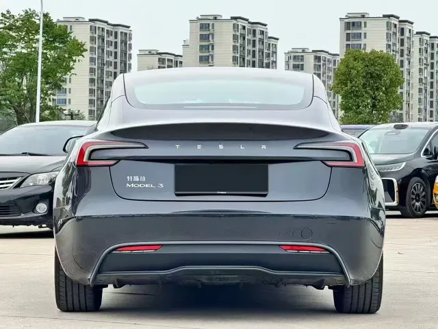 Tesla Model 3 — Фото автомобиля 8
