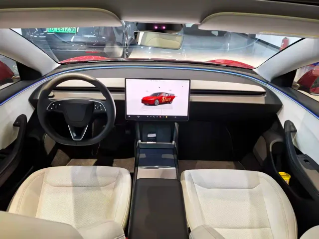 Tesla Model 3 — Фото автомобиля 5