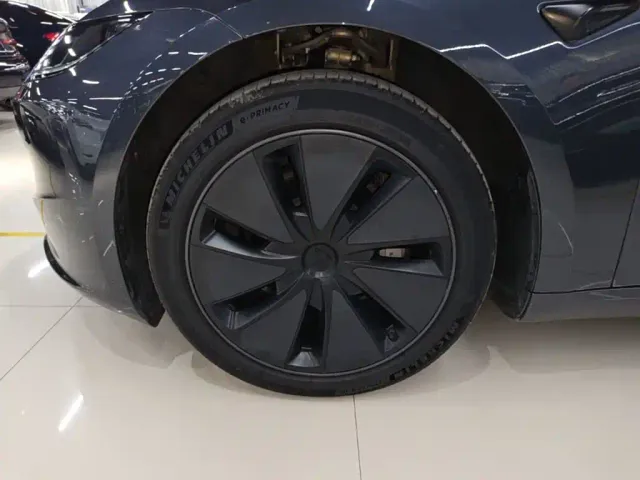 Tesla Model 3 — Фото автомобиля 22