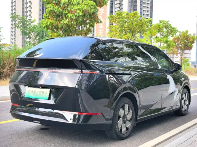Xpeng X9 — Фото автомобиля 6