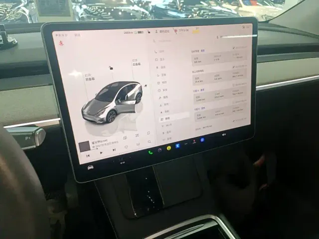 Tesla Model Y — Фото автомобиля 12