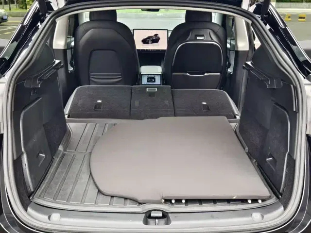 Tesla Model Y — Фото автомобиля 16