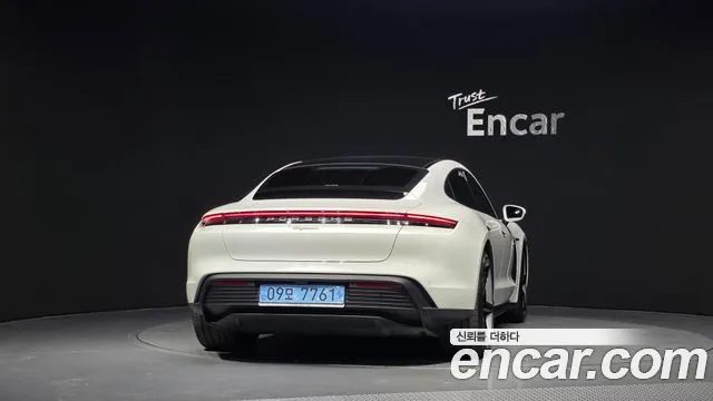 Porsche Taycan — Фото автомобиля 4