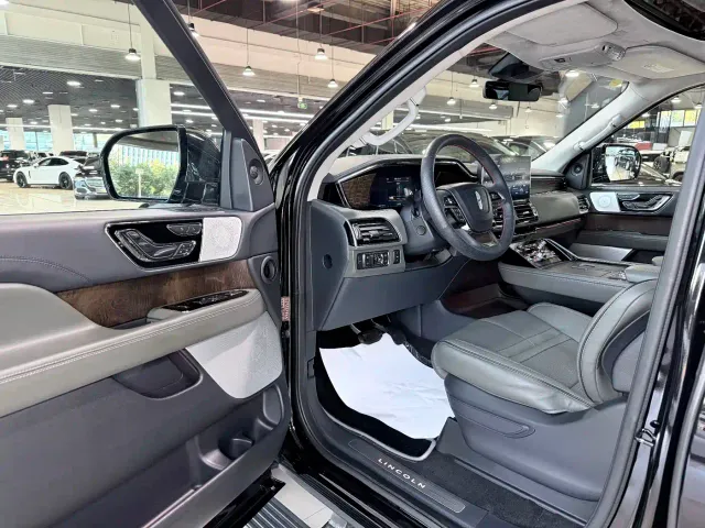 Lincoln Navigator — Фото автомобиля 4