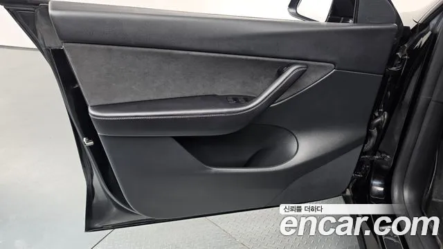 Tesla Model Y — Фото автомобиля 13