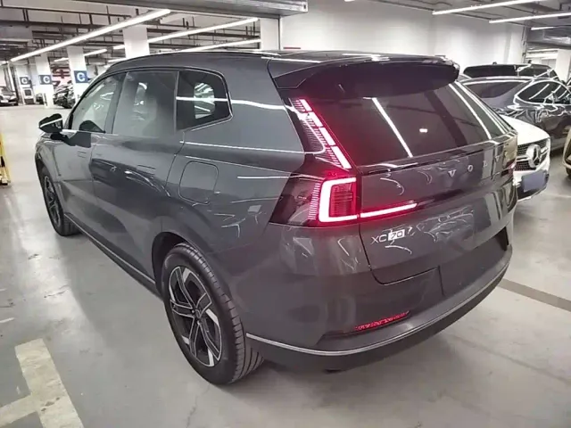 Volvo XC70 Plug-in Hybrid — Фото автомобиля 4