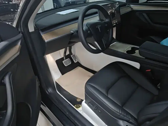 Tesla Model Y — Фото автомобиля 14