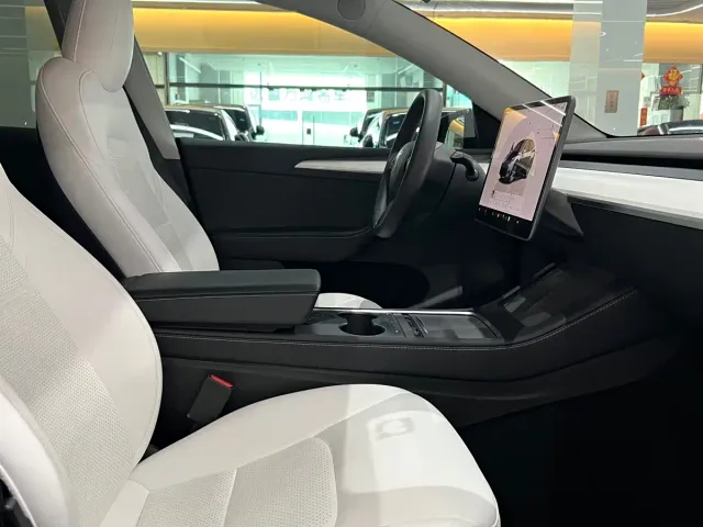 Tesla Model Y — Фото автомобиля 8