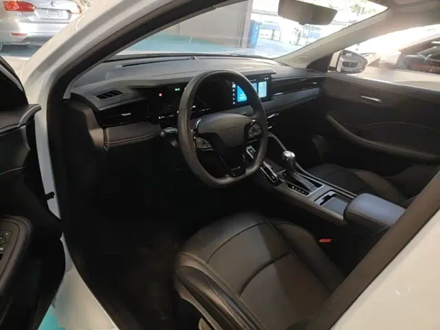 Roewe i5 — Фото автомобиля 15