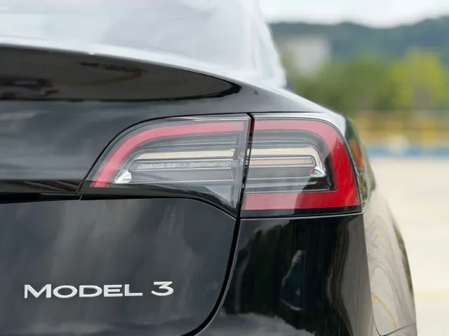 Tesla Model 3 — Фото автомобиля 22