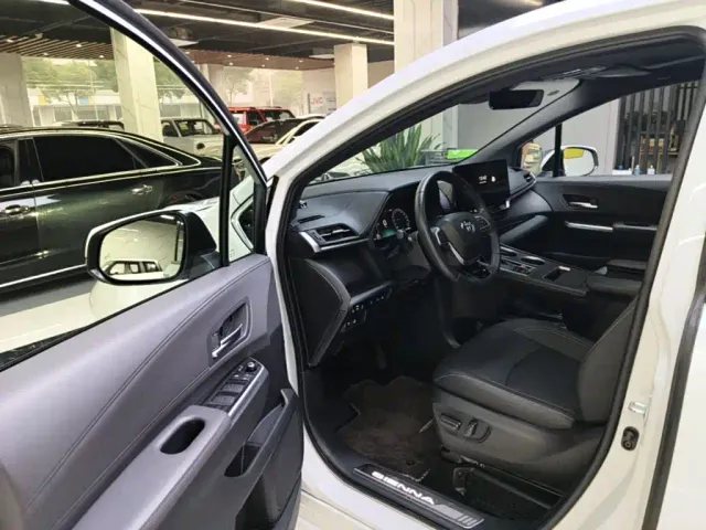 Toyota Sienna — Фото автомобиля 15