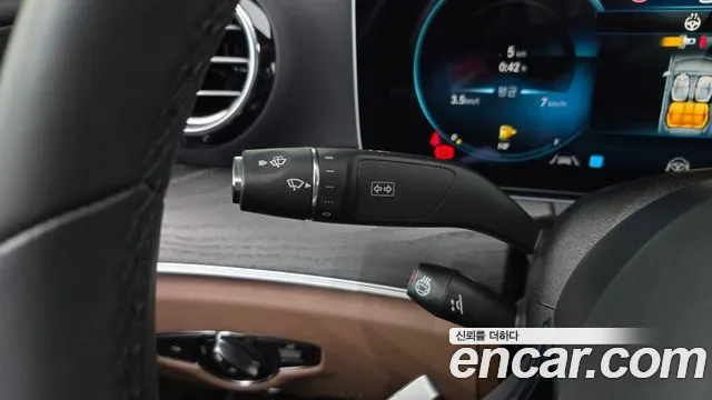 Mercedes-Benz E-Class — Фото автомобиля 28