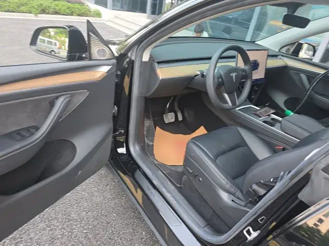 Tesla Model Y — Фото автомобиля 15