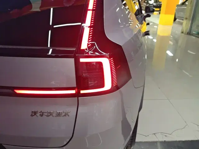 Volvo XC70 Plug-in Hybrid — Фото автомобиля 7