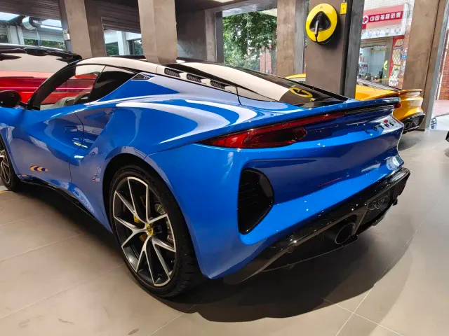 Lotus Emira — Фото автомобиля 3