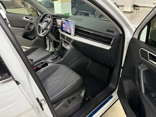 Volkswagen Tiguan L 2025 330TSI Automatic 2WD R-Line Dragon Glory Edition — Фото автомобиля 6