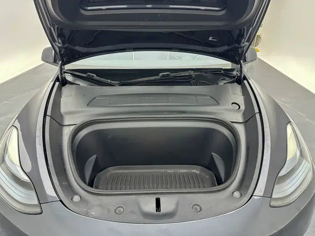 Tesla Model Y — Фото автомобиля 19