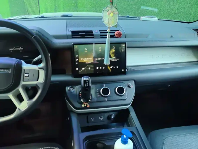 Land Rover Defender — Фото автомобиля 13