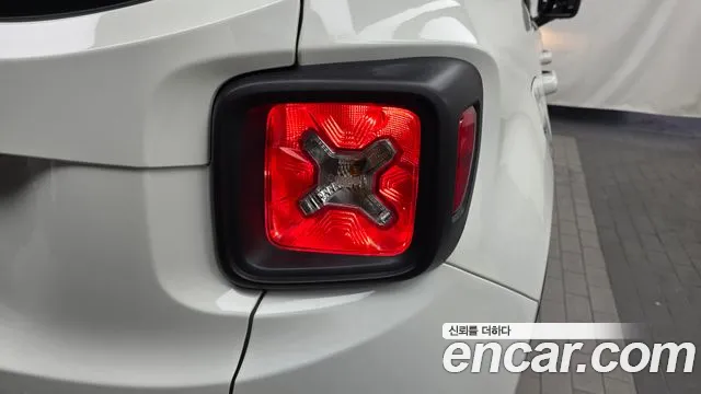 Jeep Renegade — Фото автомобиля 23