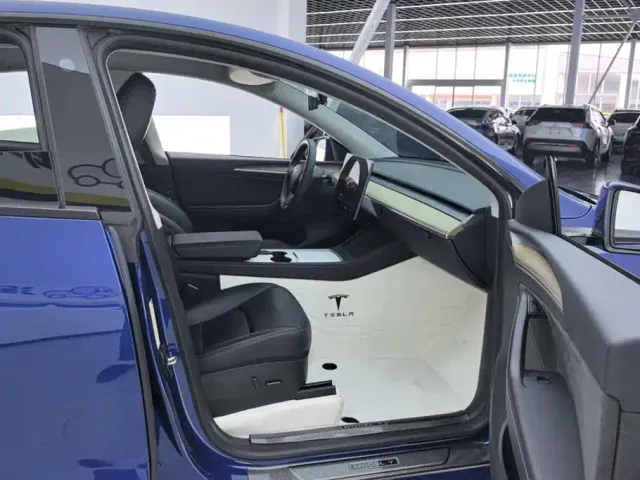 Tesla Model Y — Фото автомобиля 8