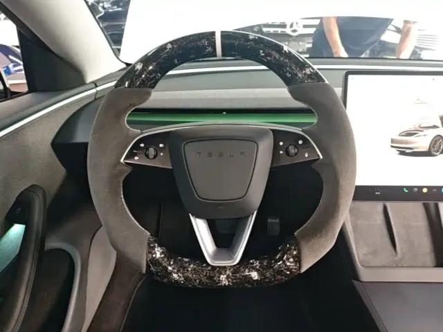 Tesla Model 3 — Фото автомобиля 10