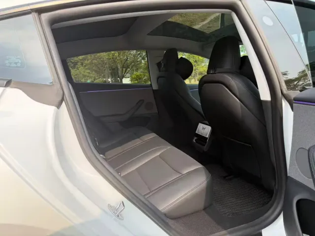 Tesla Model 3 — Фото автомобиля 12