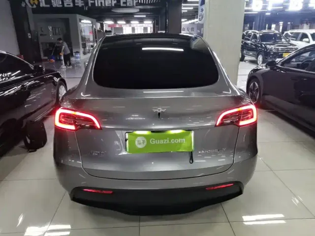 Tesla Model Y — Фото автомобиля 5