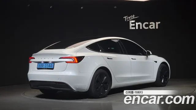 Tesla Model 3 — Фото автомобиля 2