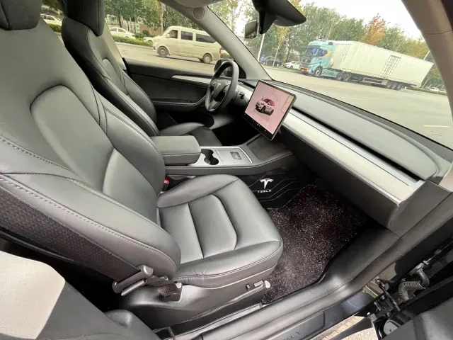Tesla Model Y — Фото автомобиля 15