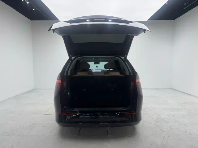 Xpeng X9 — Фото автомобиля 12
